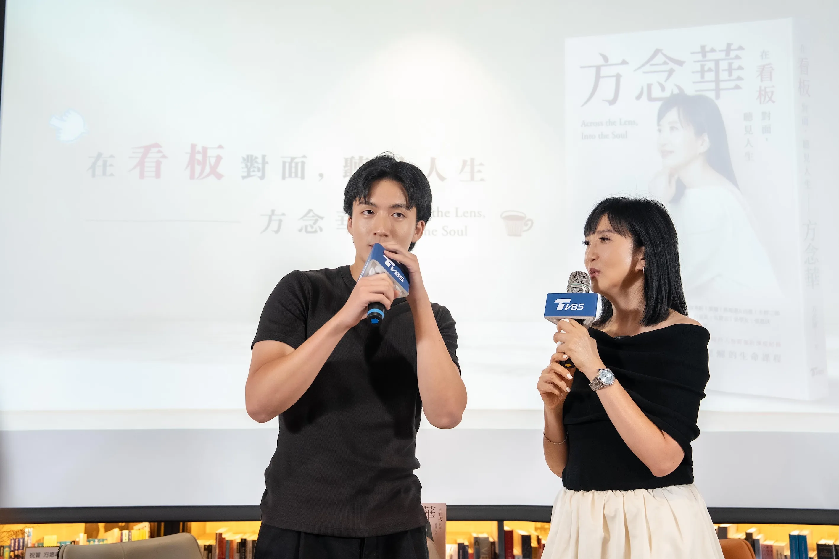 方念華的小兒子驚喜現身《在看板對面,聽見人生──方念華》新書發表會。(圖/TVBS提供)