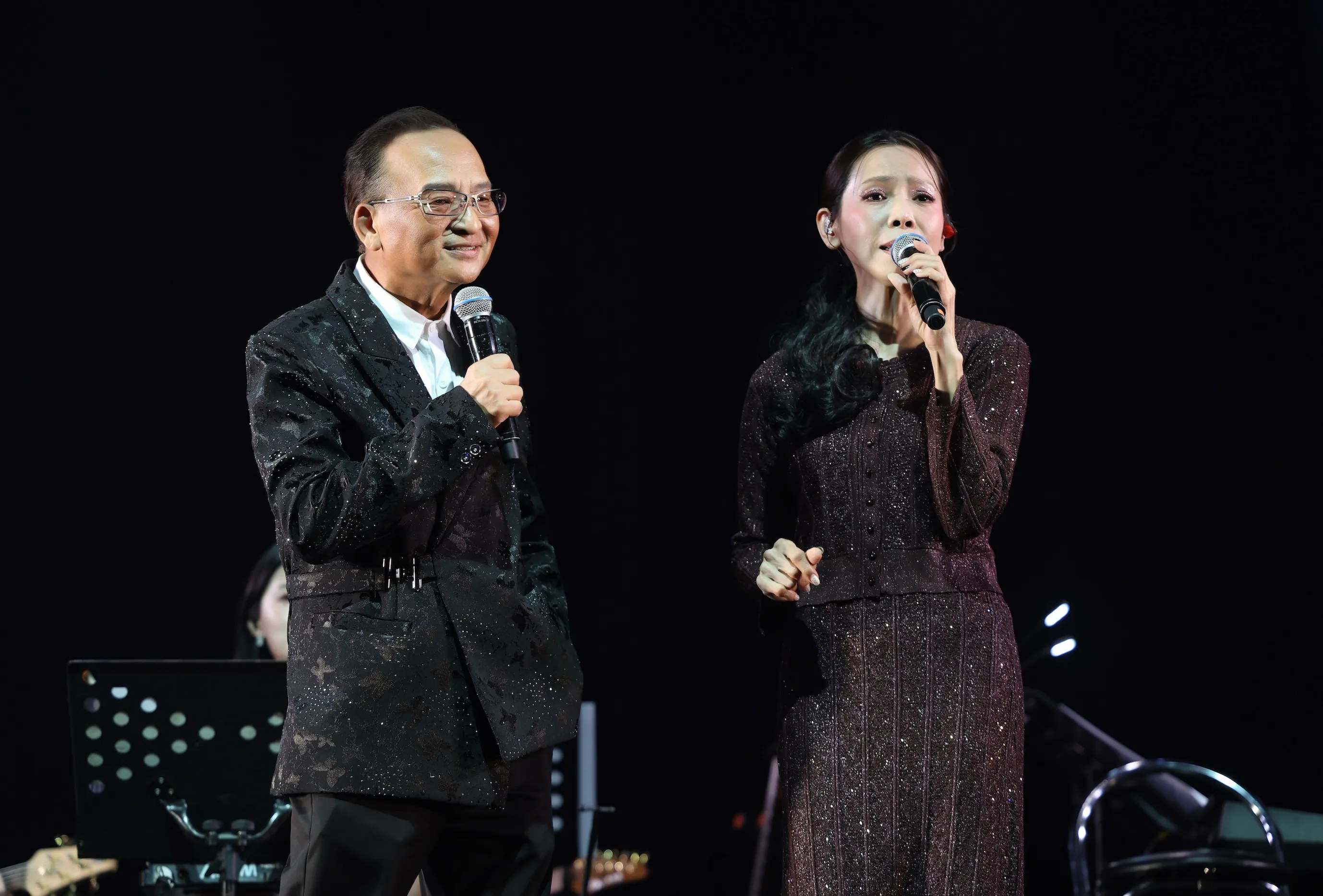 曾心梅於台北華山Legacy舉辦演唱會,邀來孔鏘同台演出。(圖/寬宏藝術提供)