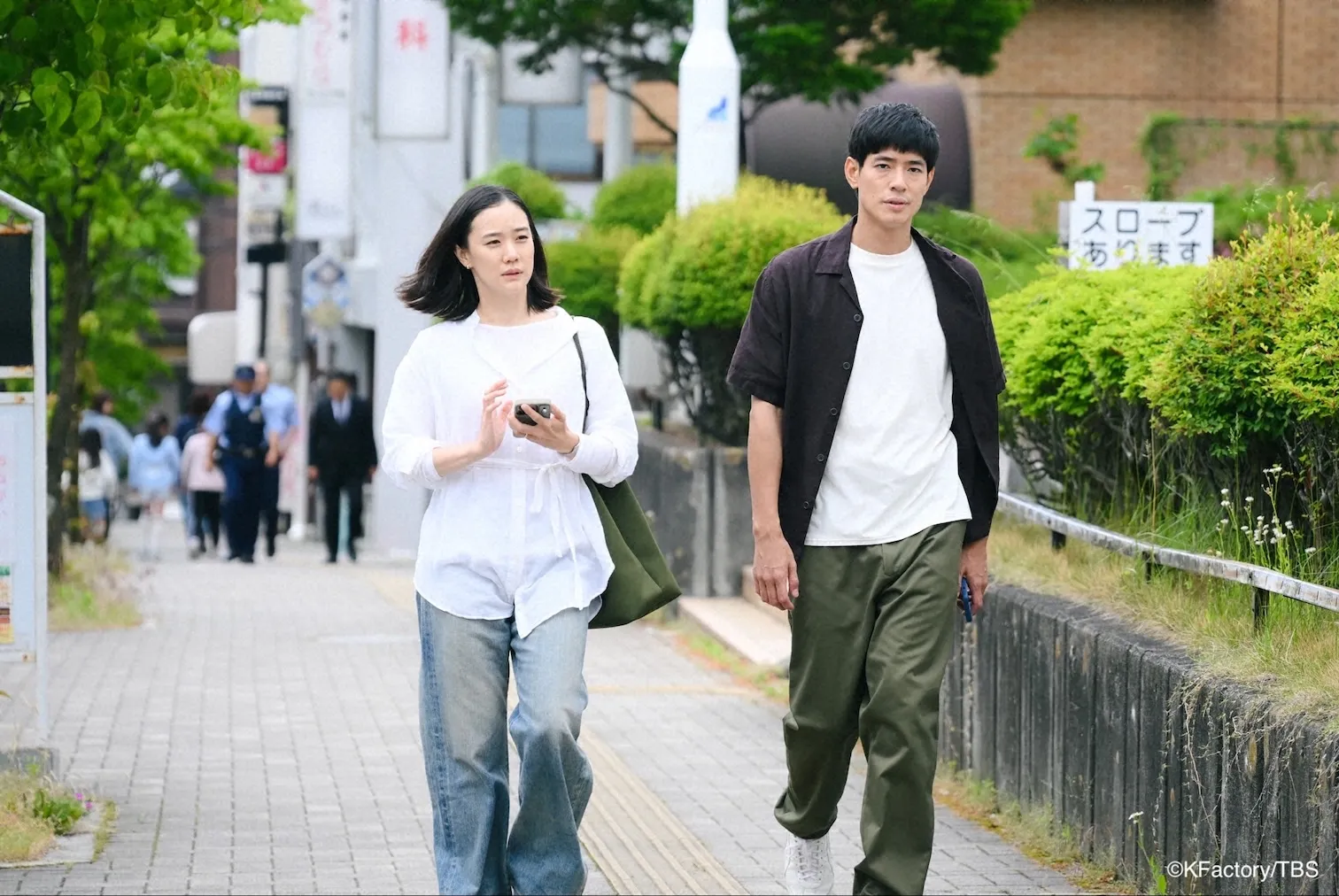 蒼井優（左）飾演的瀨尾咲子與中島步飾演的園田樹生，攜手追查各自伴侶「第三個星期五」的祕密。（圖／Hami Video提供）