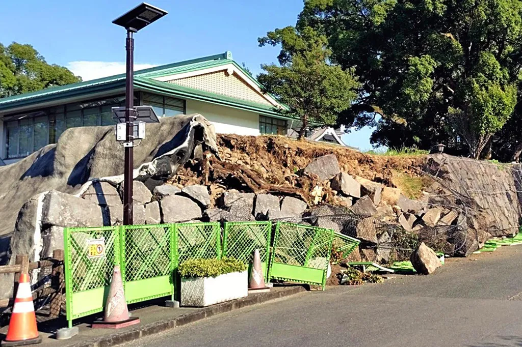 發生多起建築物倒塌災情。（圖／AP／達志）