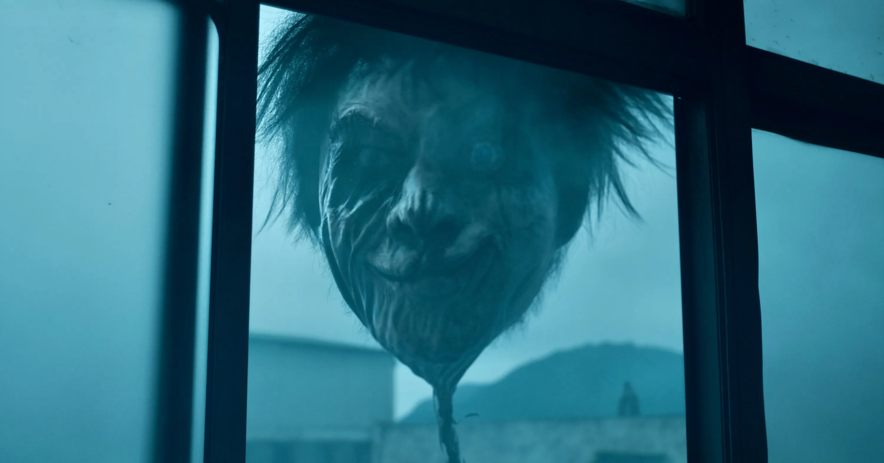 邱以太化為人頭氣球在窗外驚悚現身。（圖／奇蹟映畫所提供）