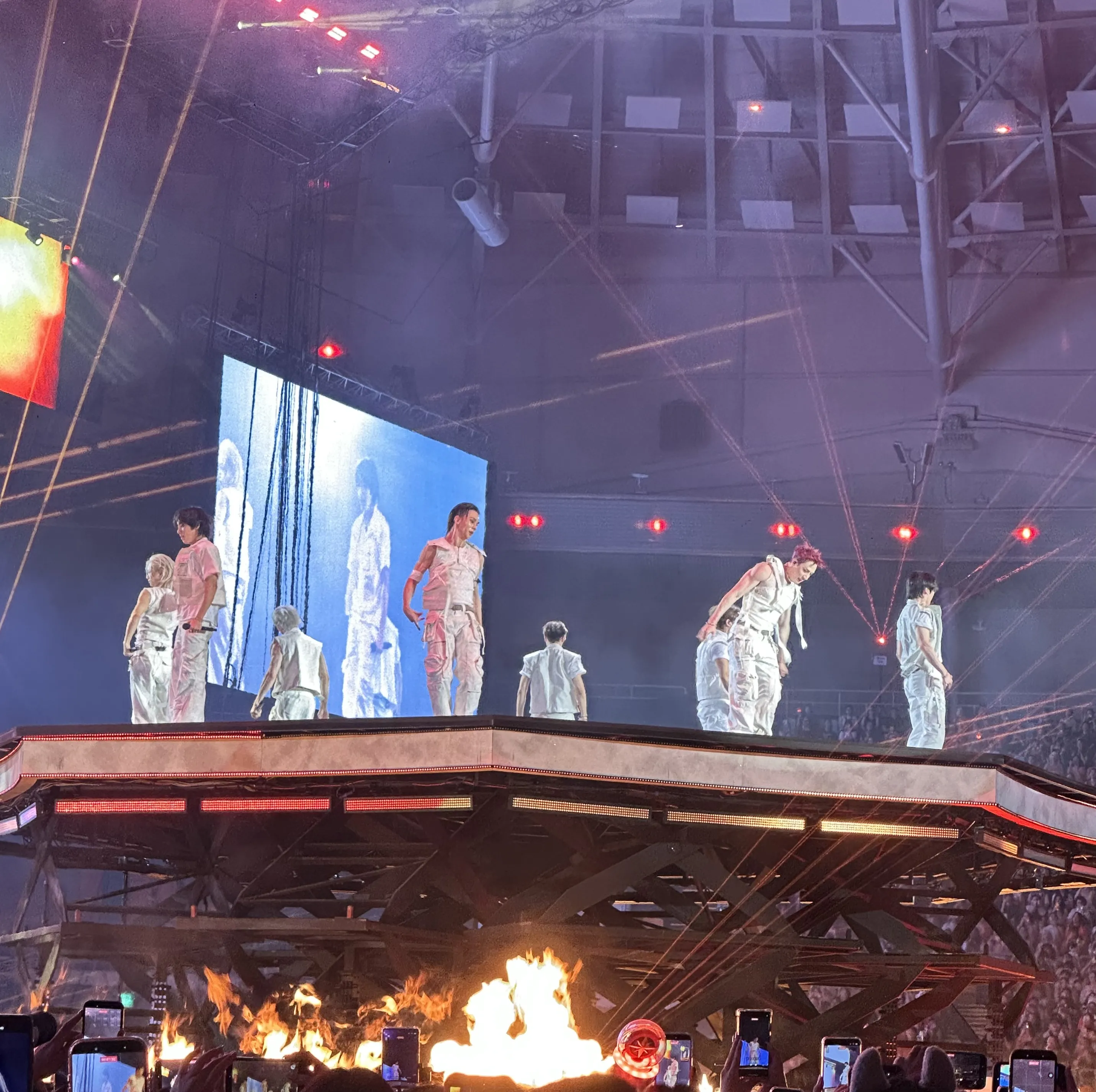 Stray Kids 以四面台打造〈Hellevator》的震撼舞台。（圖／讀者提供）