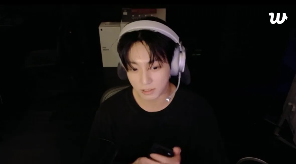 BTS成員柾國開直播，笑喊有把Stray Kids成員Felix的墨鏡還回去。（圖／翻攝自網路）