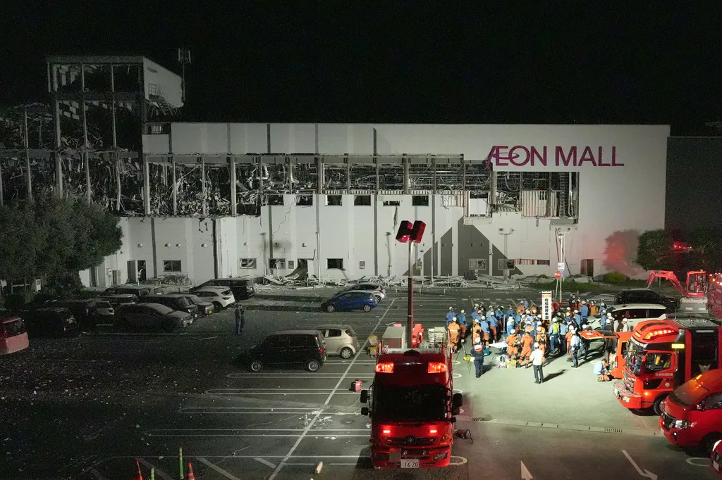 日本熊本縣「AEON MALL熊本」28日因強震引發瓦斯爆炸並導致二樓區域坍塌，警消單位已搜救並證實多人死亡。（圖／AP/達志）