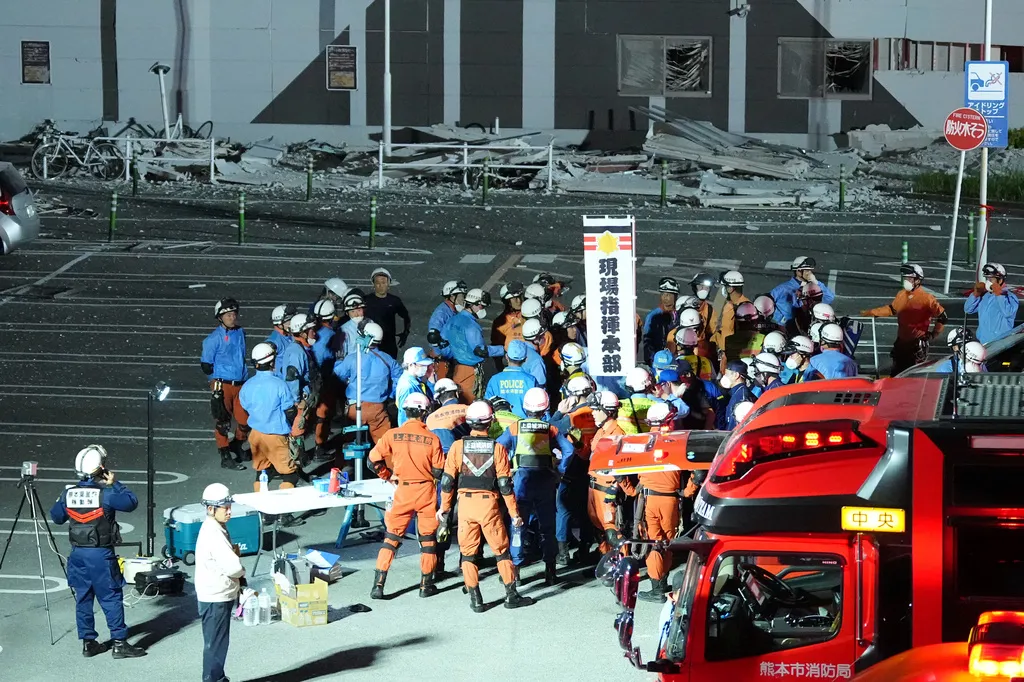 日本熊本縣「AEON MALL熊本」28日因強震引發瓦斯爆炸並導致二樓區域坍塌，警消搶救中。（圖／AP/達志）