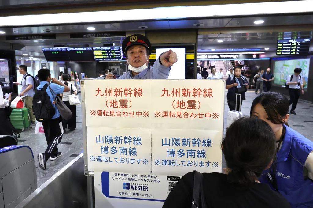 日本熊本縣28日發生規模7.1強震，導致九州高速公路路面隆起錯位，多處陸空交通全面暫停營運。（圖／AP/達志）
