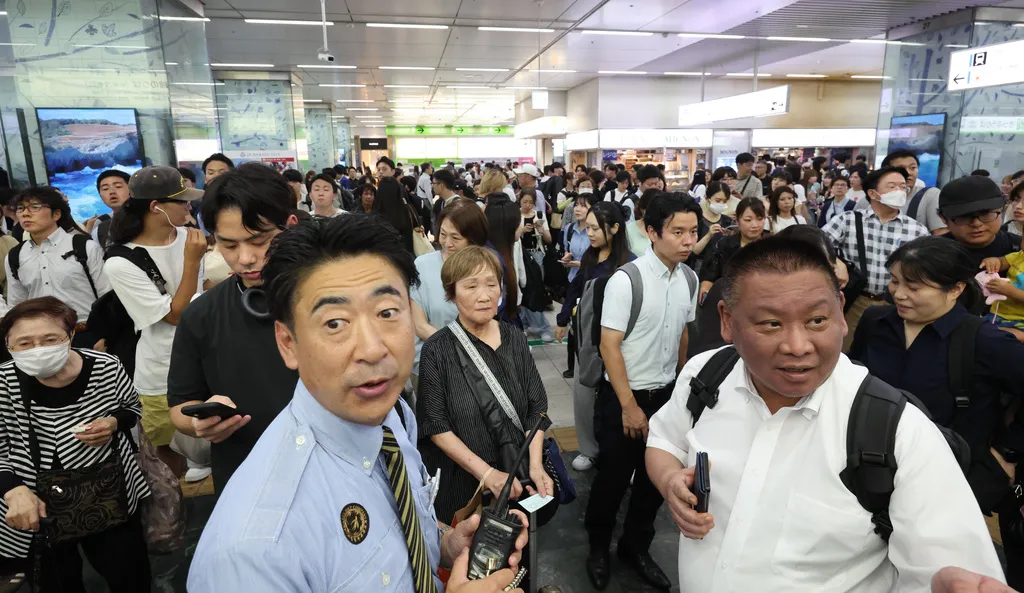 日本熊本縣28日發生規模7.1強震，導致九州高速公路路面隆起錯位，多處陸空交通全面暫停營運。（圖／AP/達志）