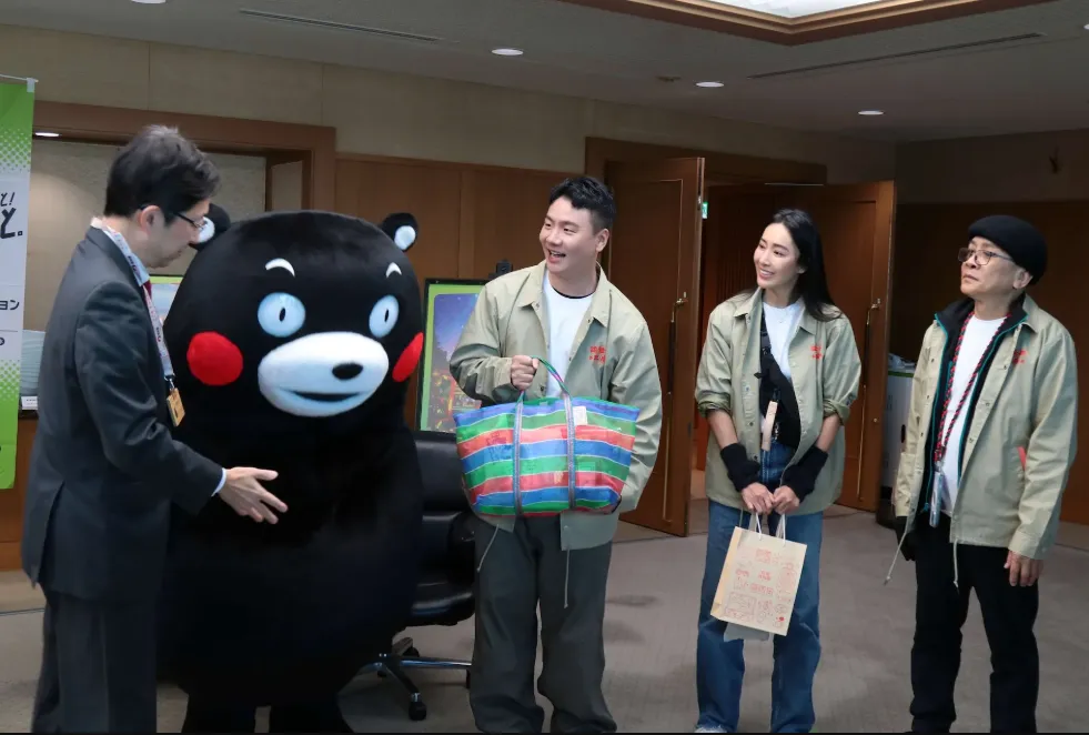 阿翰（中）做國民外交。（圖／三立提供）