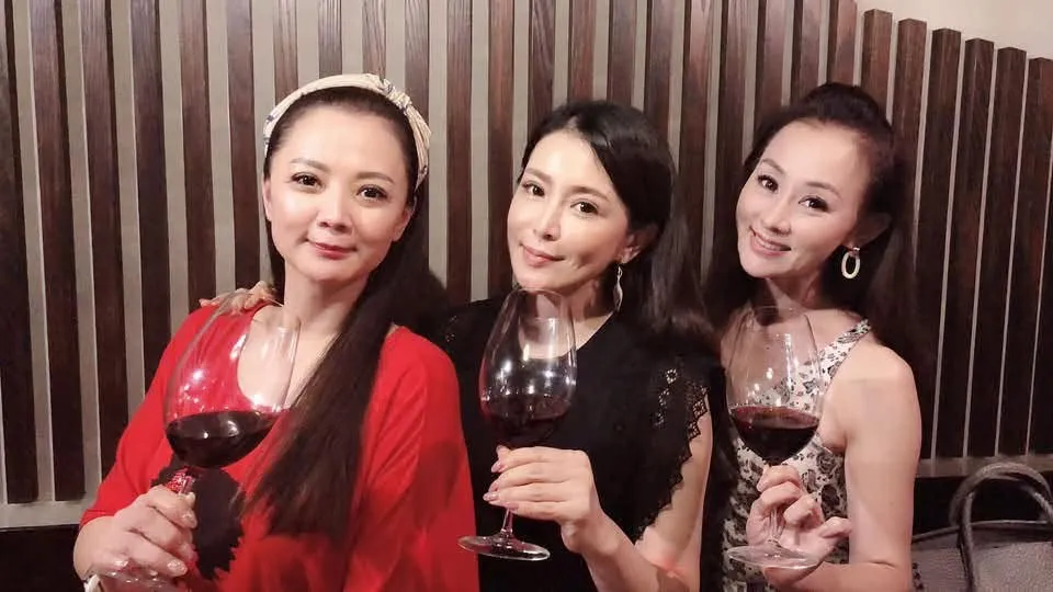兵家綺(右起)很感謝德馨、高欣欣像親姊妹般的照顧。(圖/翻攝兵家綺臉書)