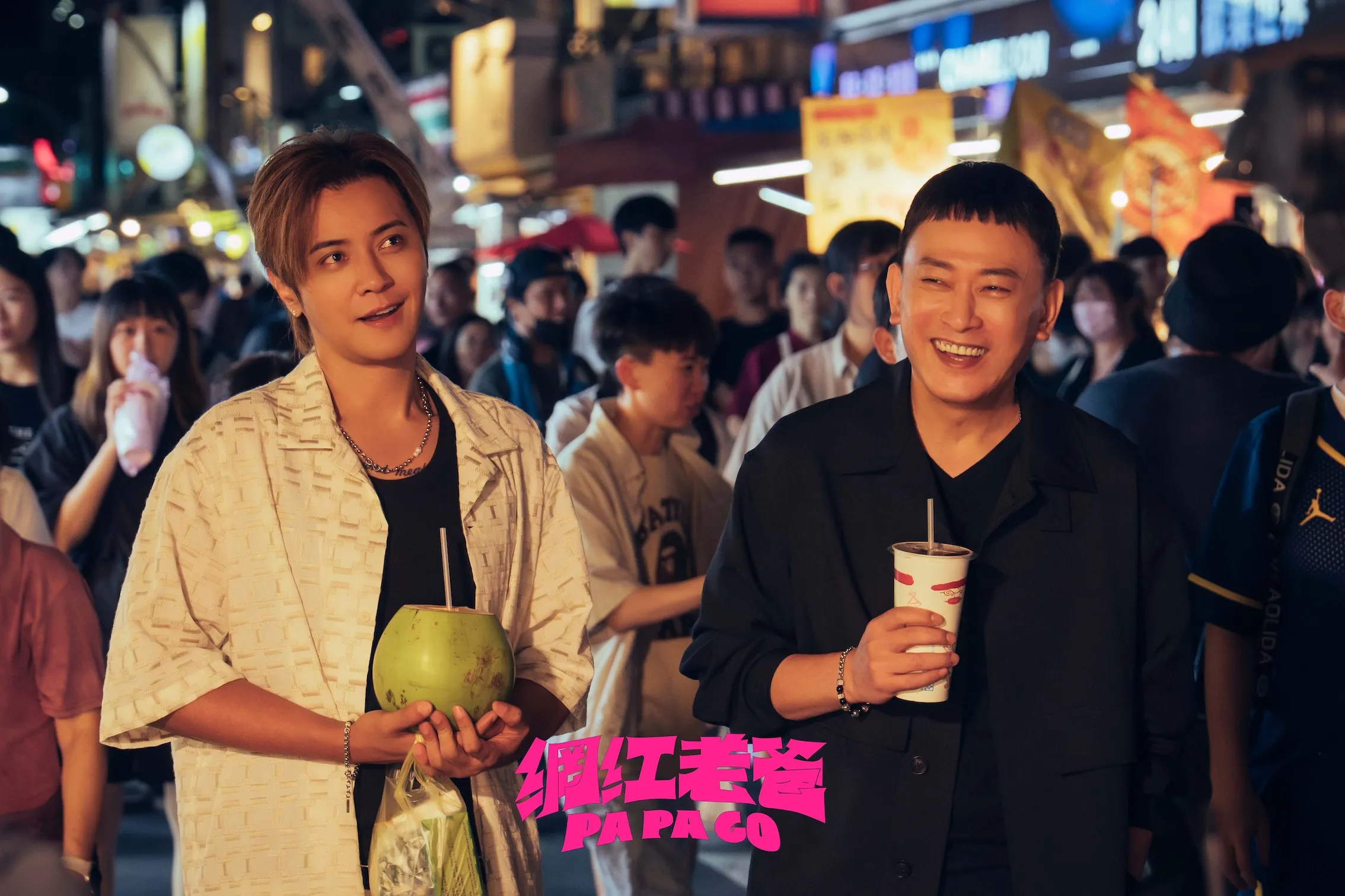 羅志祥與王識賢在電影《網紅老爸》中首度合作,片中交織喜劇與動作場面,預計8月27日在台上映。(圖/曼尼娛樂提供)