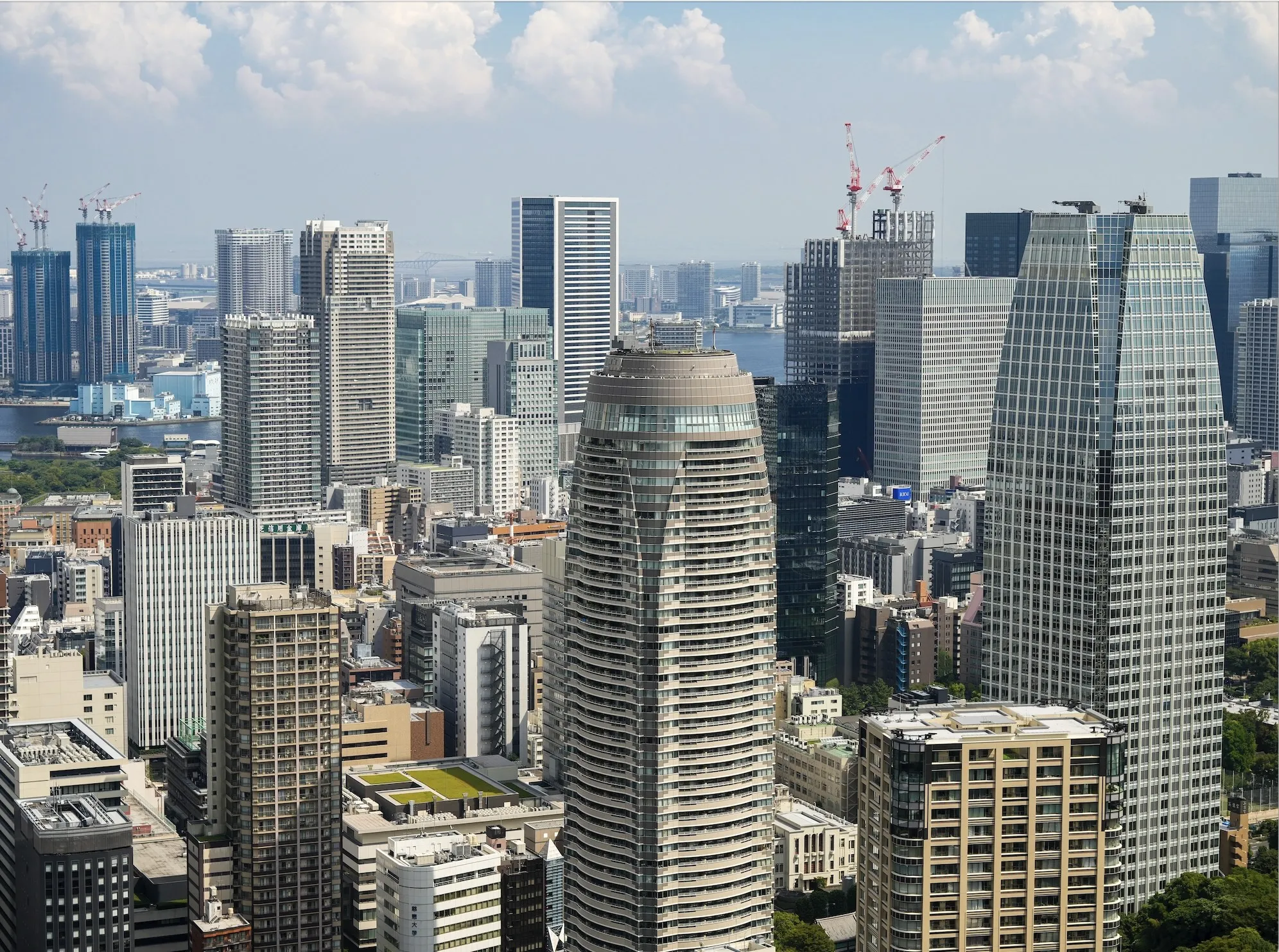 日本政府30日公布年中經濟展望,2026財年私人消費成長率由原先預估的1.3%下修至0.9%。(圖/達志影像提供)