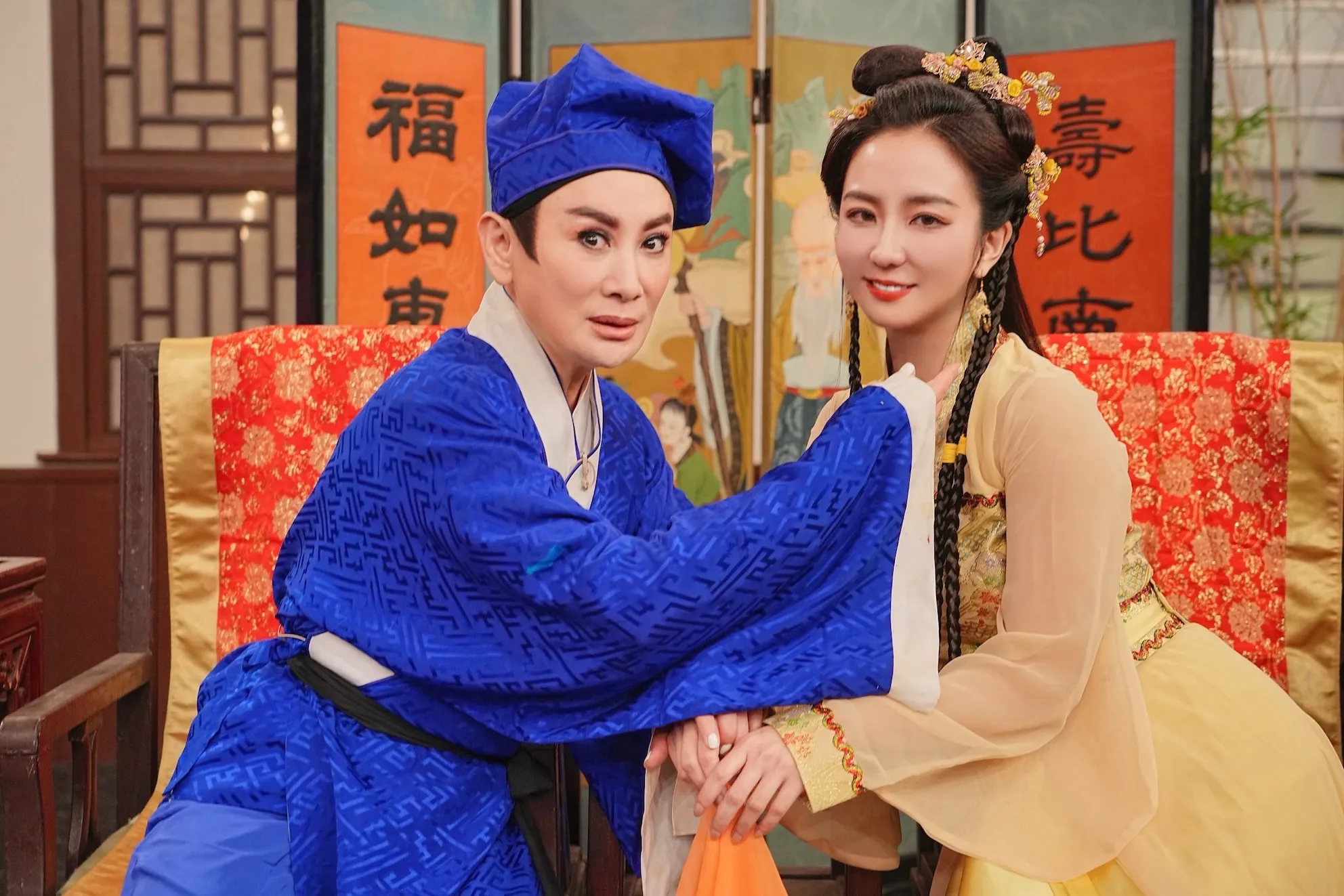周曉涵(右)的滑稽台語發音,讓陳亞蘭笑到演不下去。(圖/華視提供)
