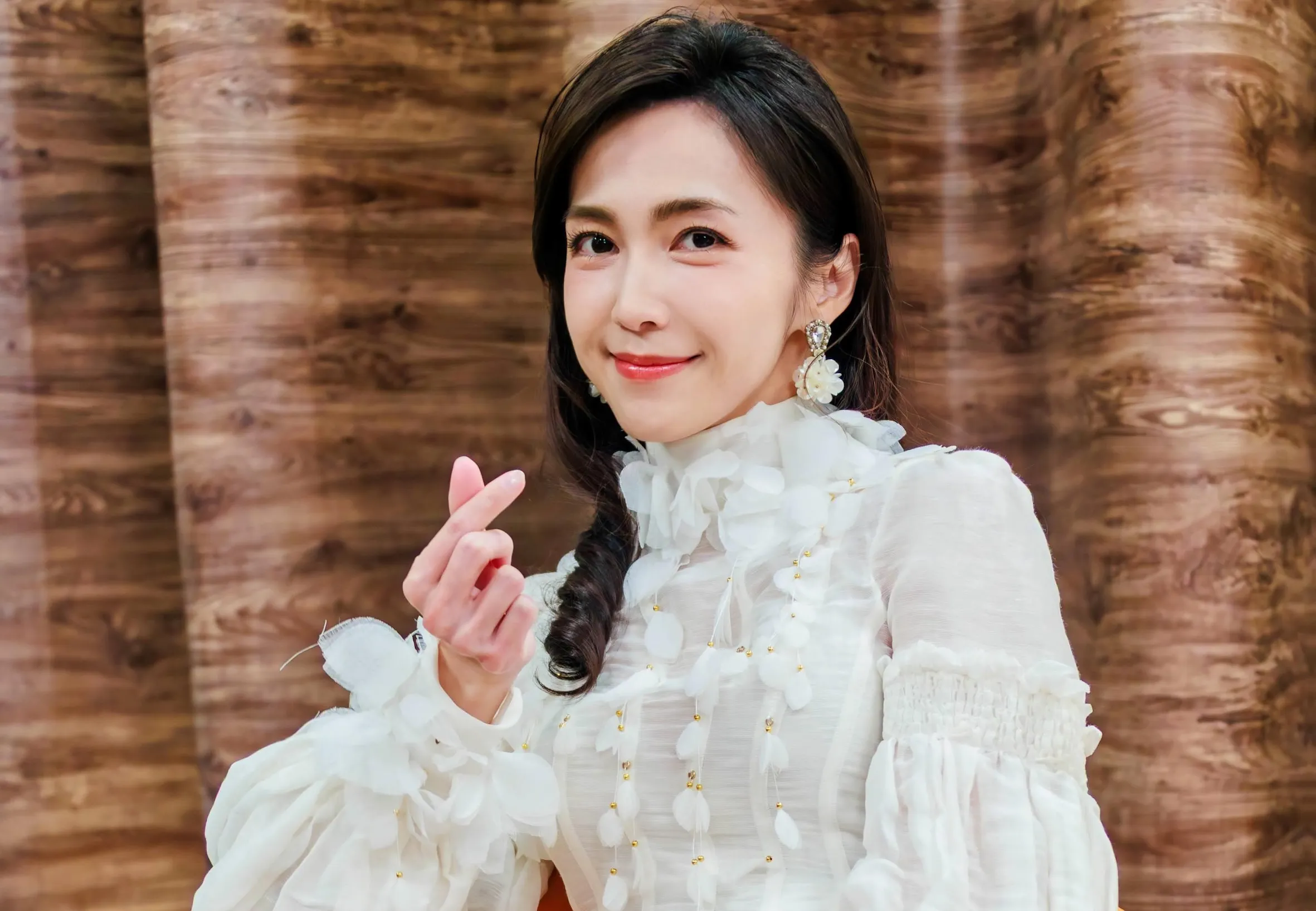李緻在劇中飾演中年喪偶並繼承大筆遺產的「葉菁菁」。(圖/中視提供)