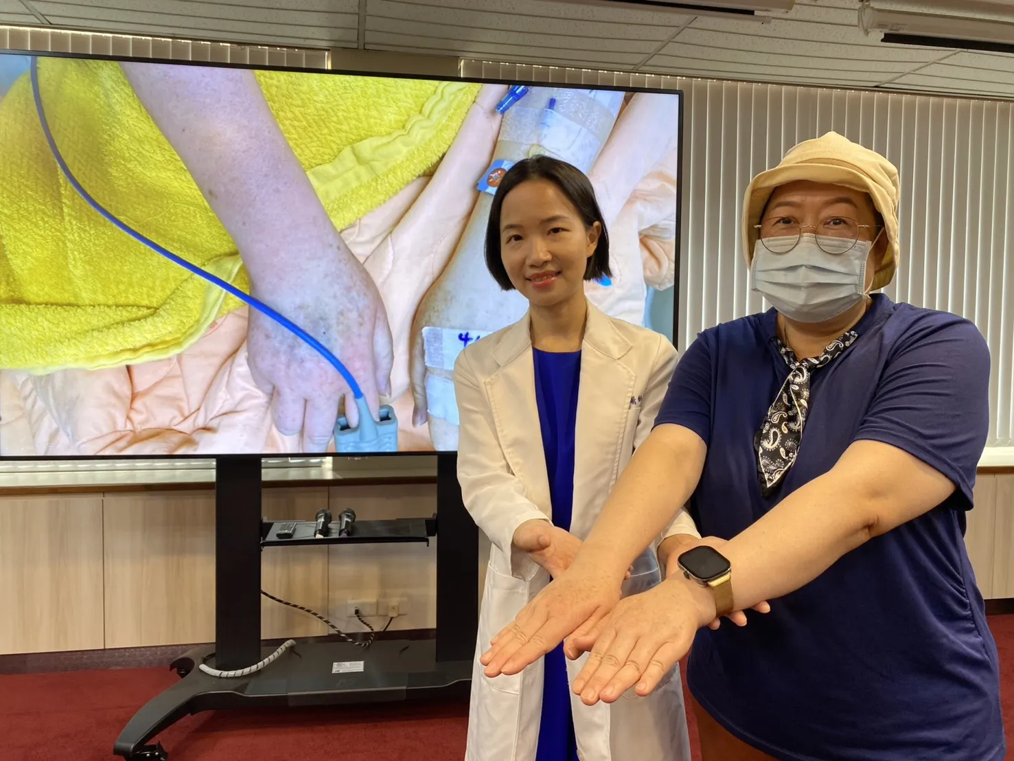 臺中榮總過敏免疫風濕科醫師陳韻文(左)透過減敏療法,即在嚴密監測下漸進式給藥,暫時降低免疫系統對藥物的過度反應,讓許小姐(右)完成完整的化療劑量和療程。(圖/臺中榮總提供)