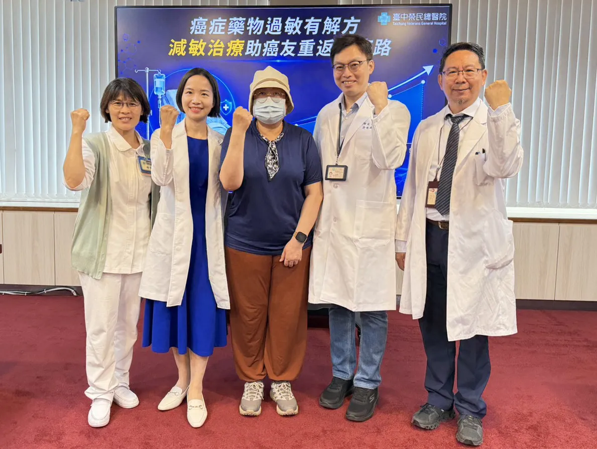 病友許小姐(中)為抗癌進行化學治療,不料引起身體嚴重過敏反應,經臺中榮總團隊為其量身打造減敏化療,成功接受完整的化療劑量和療程,目前腫瘤指數已顯著下降並維持在正常範圍內。(圖/臺中榮總提供)
