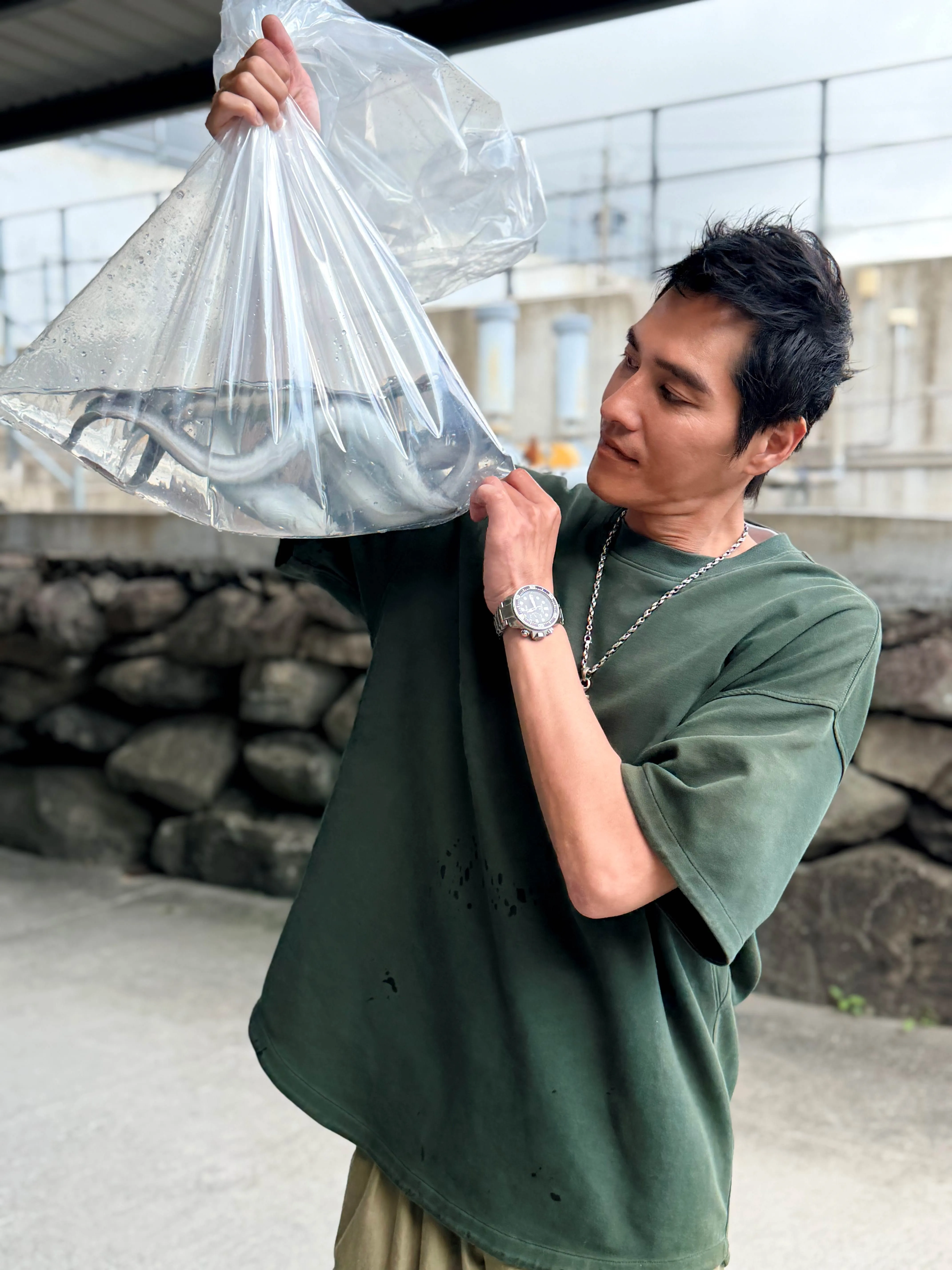 藍正龍去買鰻魚。(圖/三立提供)