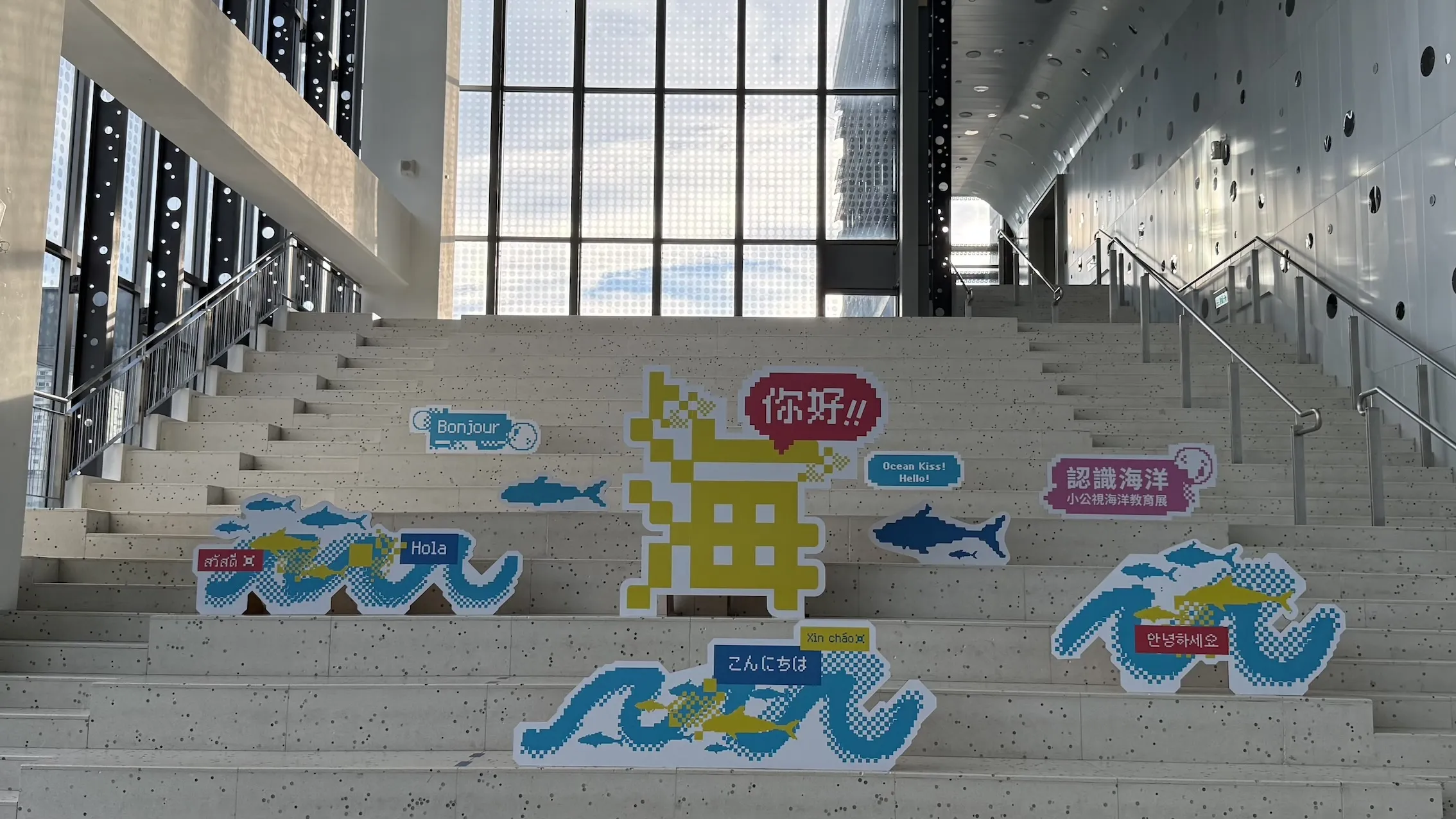 本次展覽也特別規劃沉浸式石滬體感投影遊戲區，邀請大小朋友一同探索澎湖、桃園與苗栗三地獨具特色的石滬文化。（圖／小公視提供）
