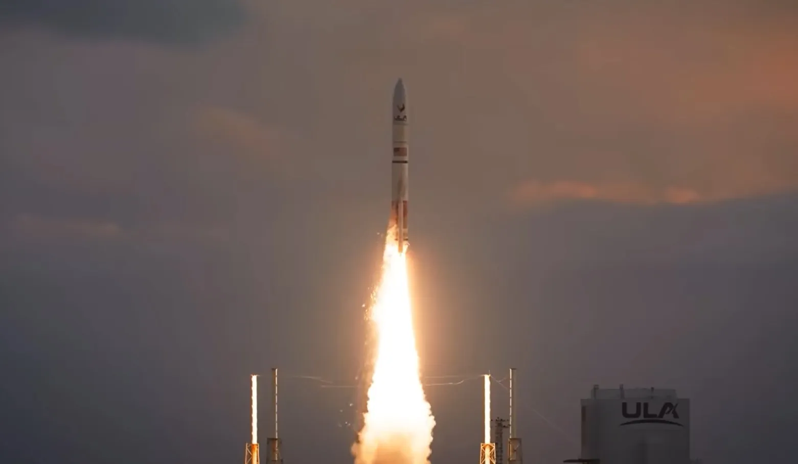 亞馬遜已在近地軌道部署約396顆衛星,數量已足以支援初步的連續服務,預計將於今年正式推出商業化衛星網路服務(圖/翻攝自Amazon Leo YT)