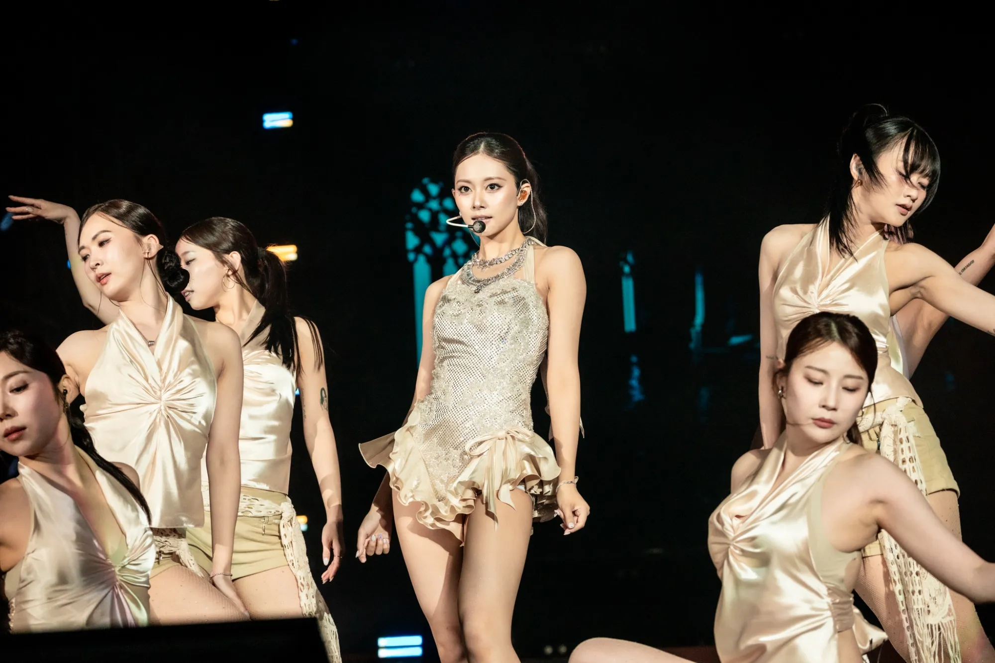 周子瑜登上高雄啤酒節演出,大秀修長美腿。(圖/讀者提供)