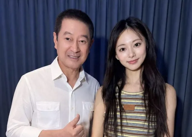 蔡小虎突曬和周子瑜的合照。(圖/蔡小虎FB)