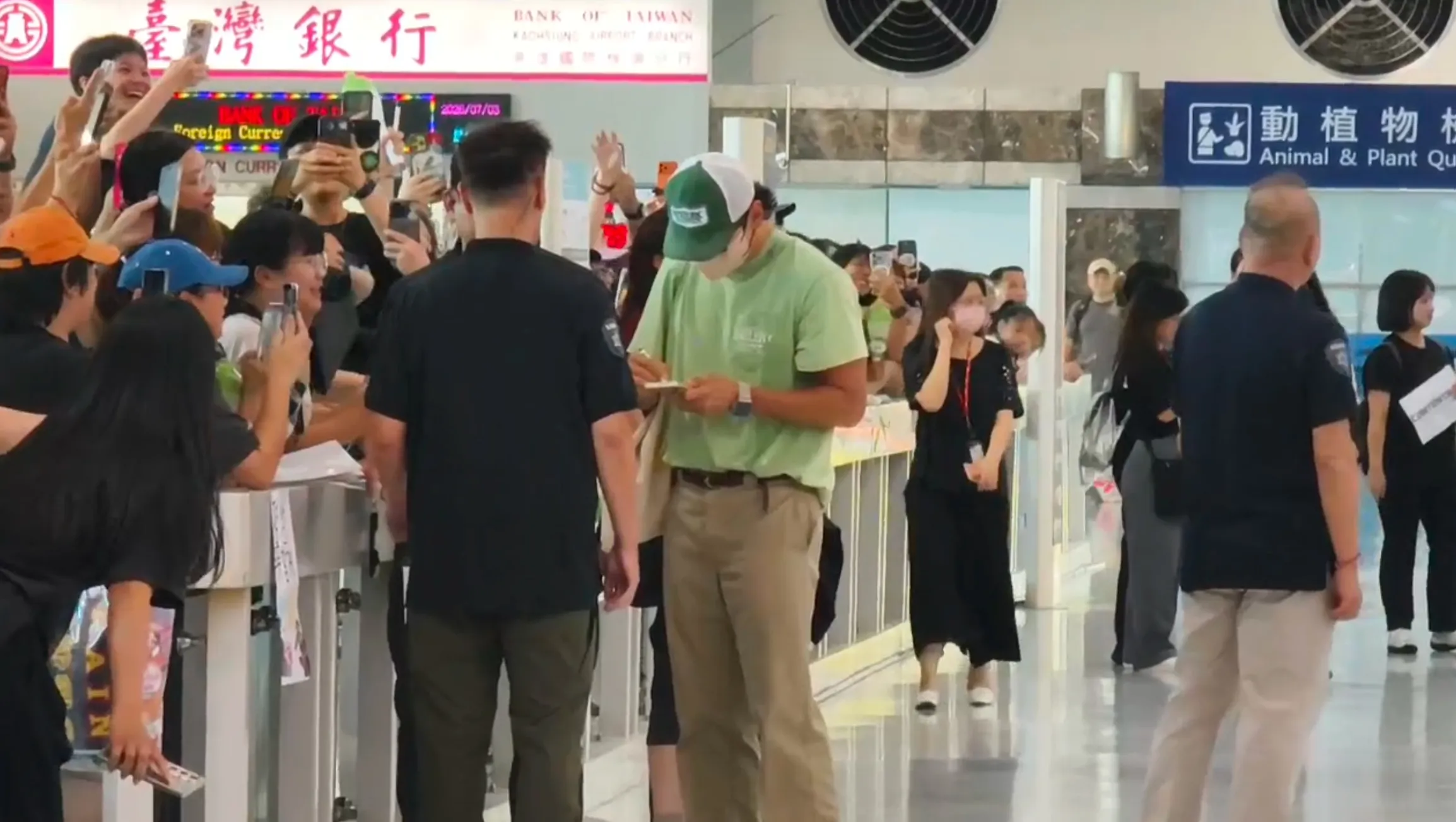 RAIN 在機場親切為粉絲簽名。(圖/攝影組)