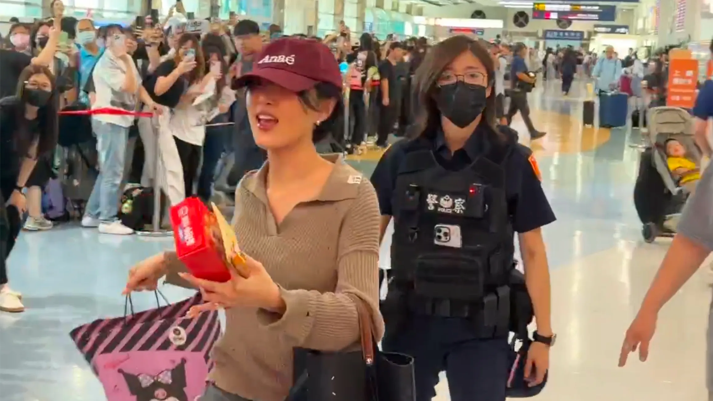 MAMAMOO 華莎在機場沿路飯撒,開心收下小泡芙。(圖/攝影組)