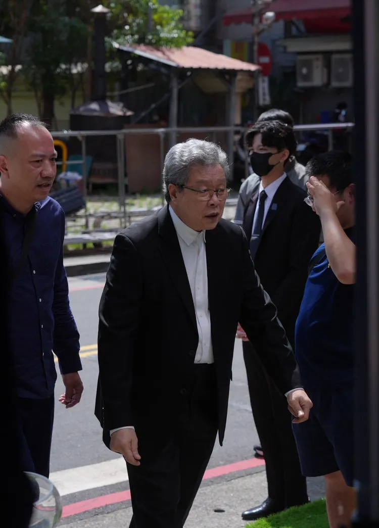 楊烈送別後輩。(圖/記者陳明中攝)