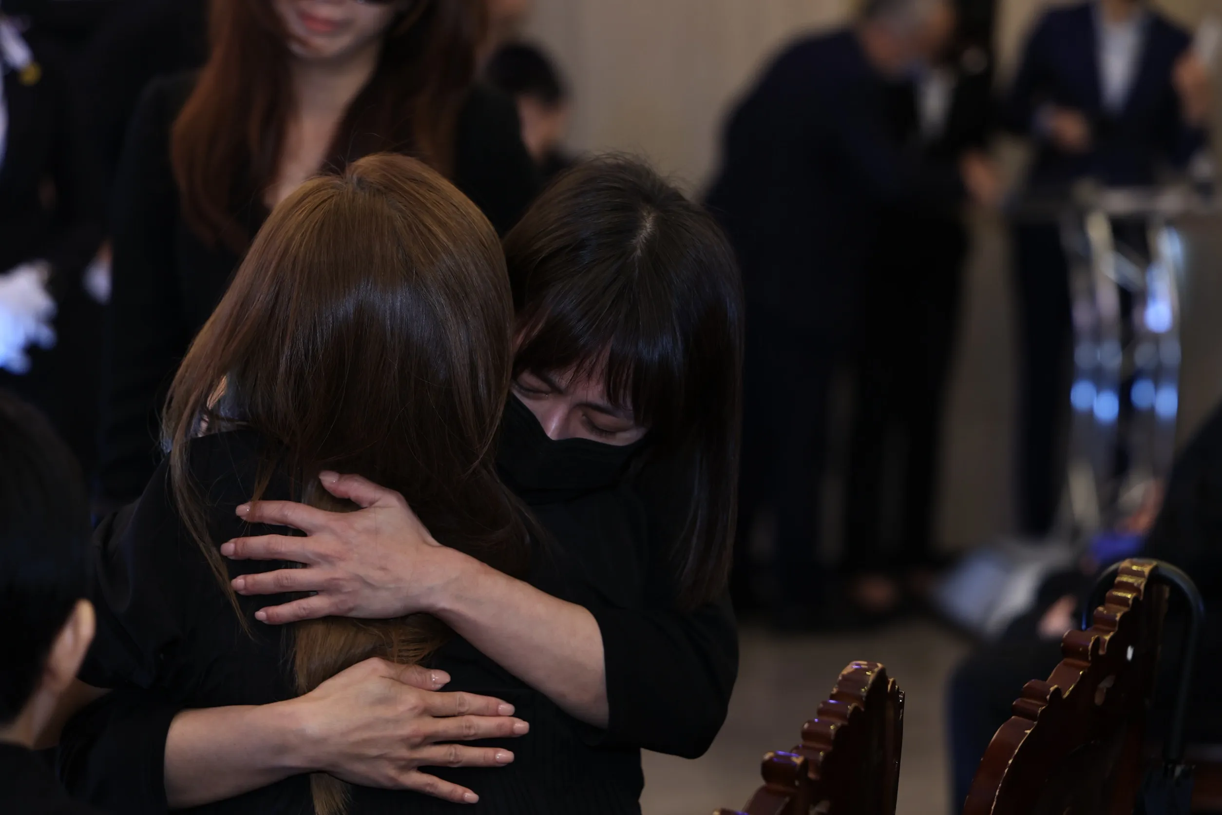 蘇晏霈哭著抱抱Corrinna給安慰。(圖/民視提供)