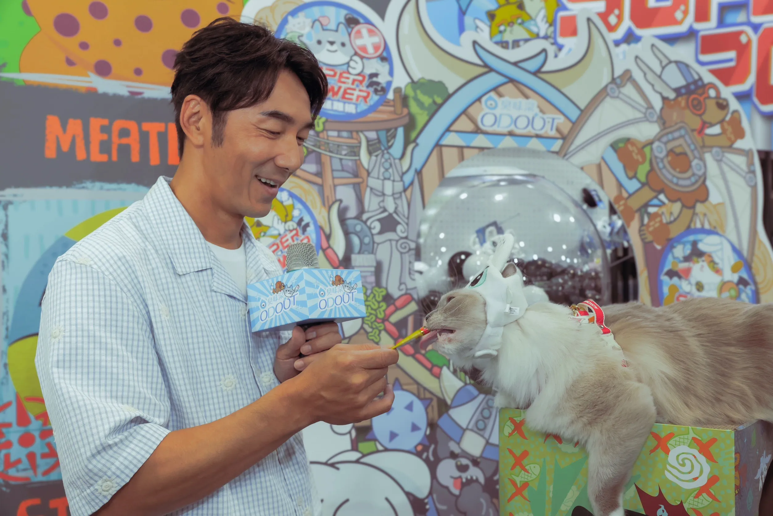 李李仁分享私下照顧兩隻愛犬的日常點滴與挑選寵物用品的心得。(圖/臭味滾提供)