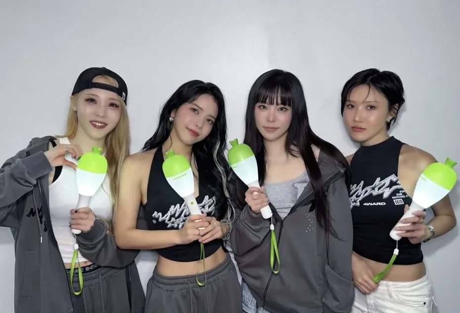 MAMAMOO 一連兩天在高雄開唱,成員輝人(左三)身體不適送醫。(圖/翻攝自IG)