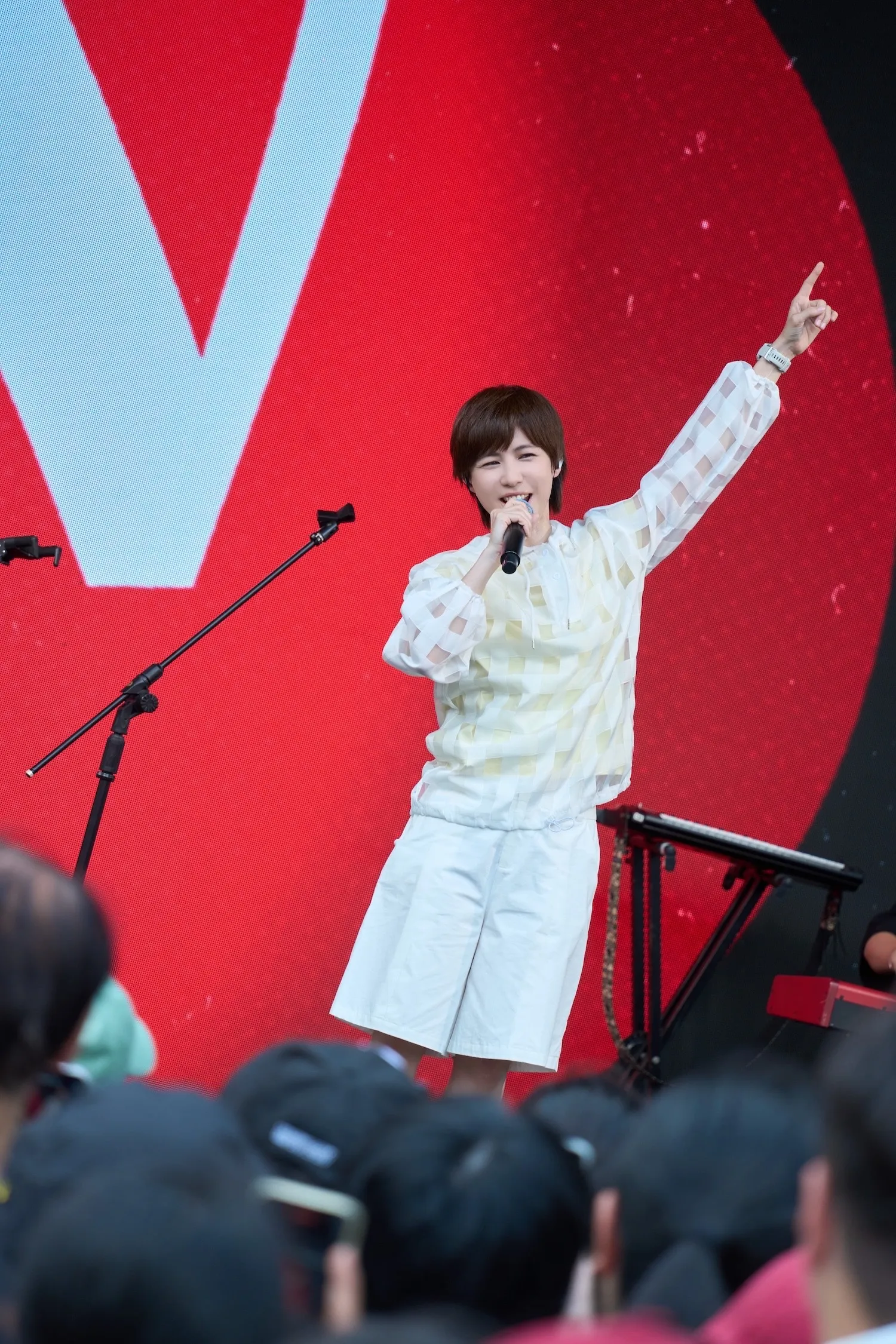 魏嘉瑩揹著吉他登場,以〈藍色眼睛〉揭開序幕。(圖/相信音樂提供)
