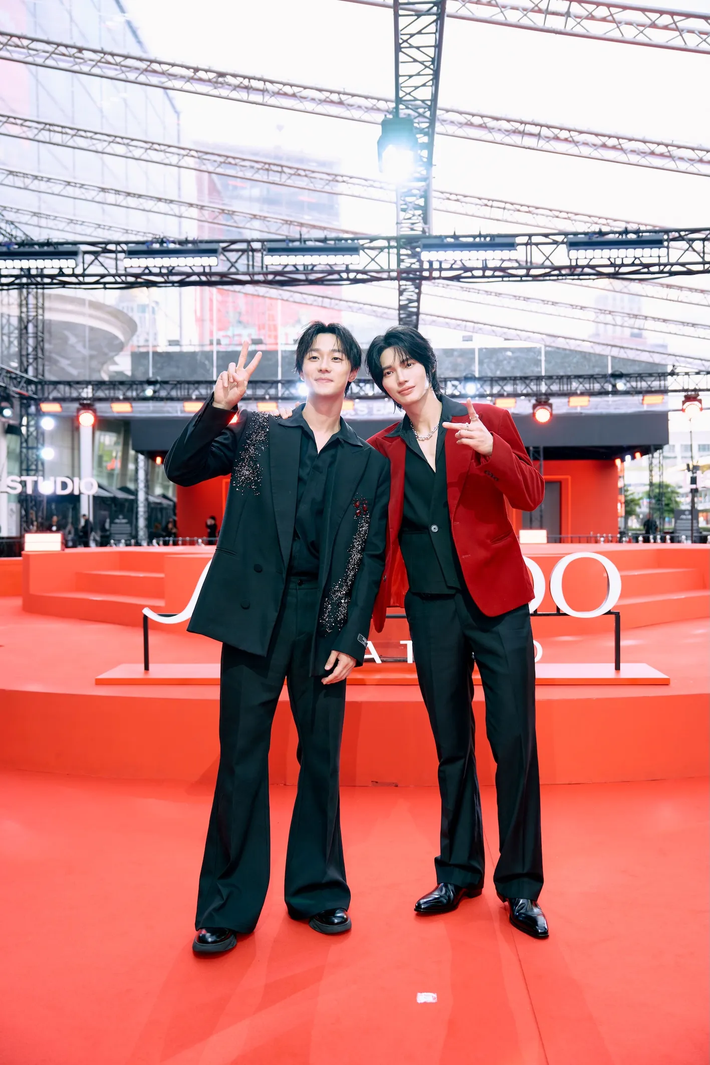 施柏宇（左）在曼谷資生堂活動現場，與泰國人氣男演員Win Metawin（右）開心合影 。（圖／施柏宇工作室提供）