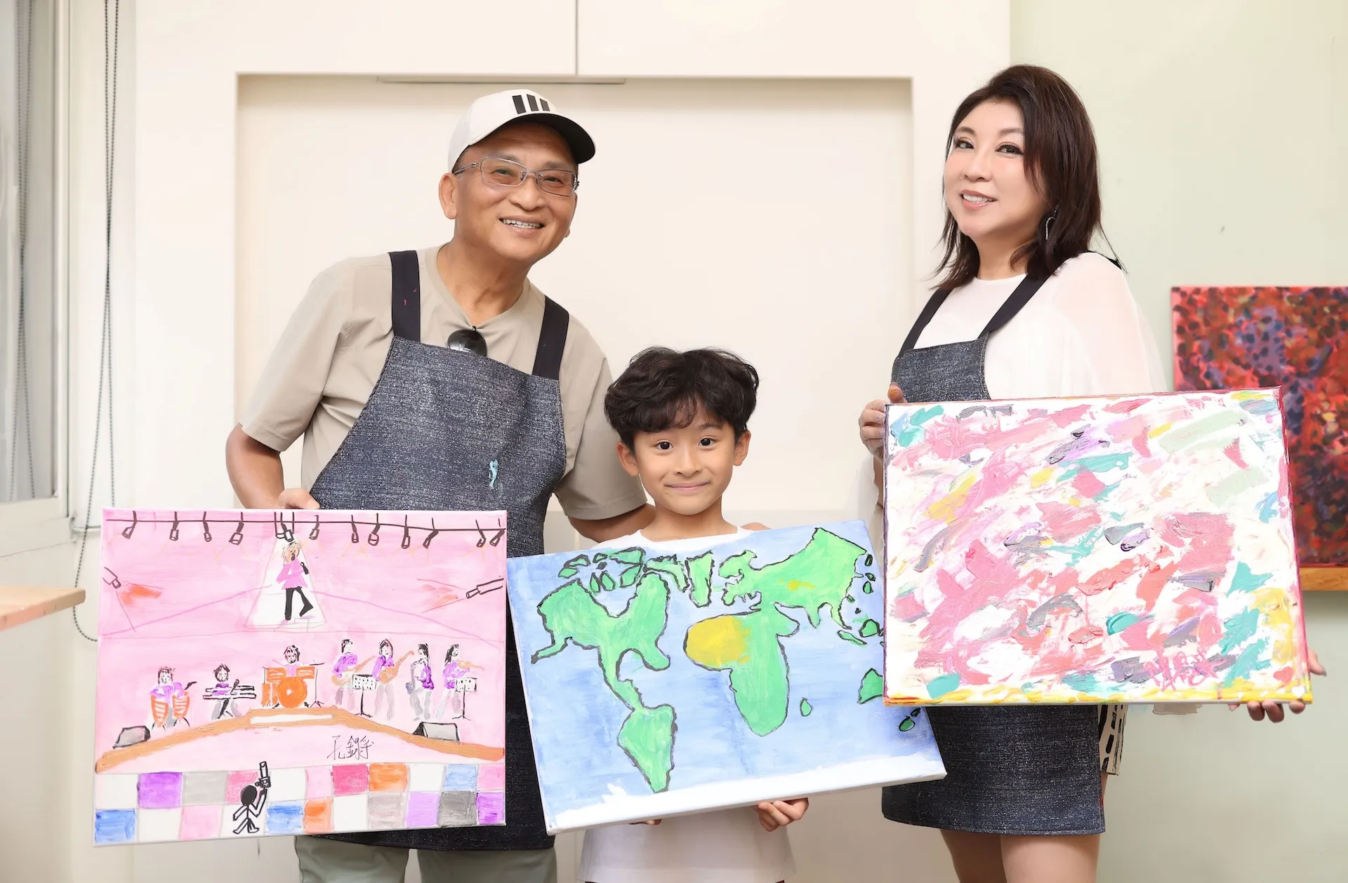 孔鏘(左起)帶著金孫和陳思安出席公益活動。(圖/台灣愛與希望國際關懷協會提供)