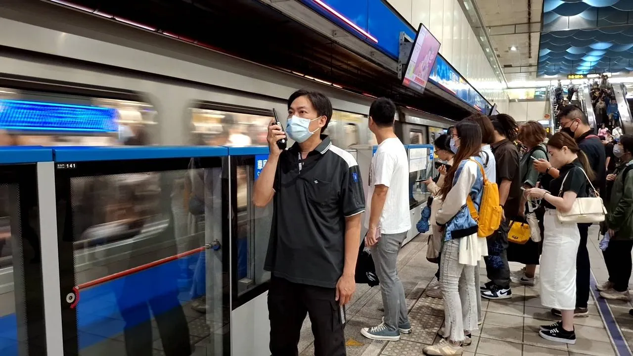 因應巴威颱風可能帶來的風雨,臺北捷運公司持續依據防颱防洪SOP,展開防颱布署及應變準備。(圖/臺北捷運提供)