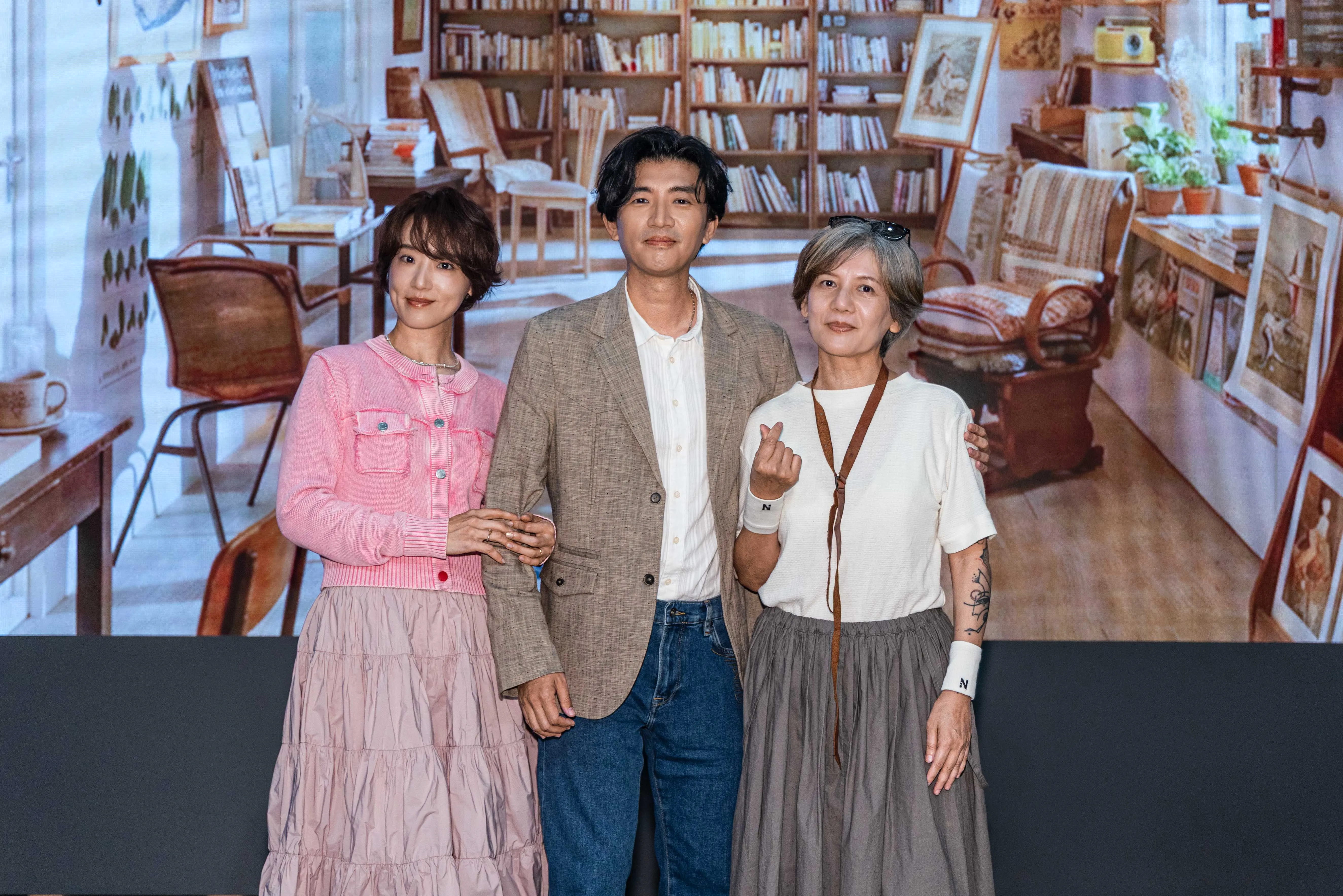 曾少宗(中)在劇中演出醫生,背後的女人、劇中老婆由林子熙(左)演出、右為黃柔閩。(圖/大愛提供)