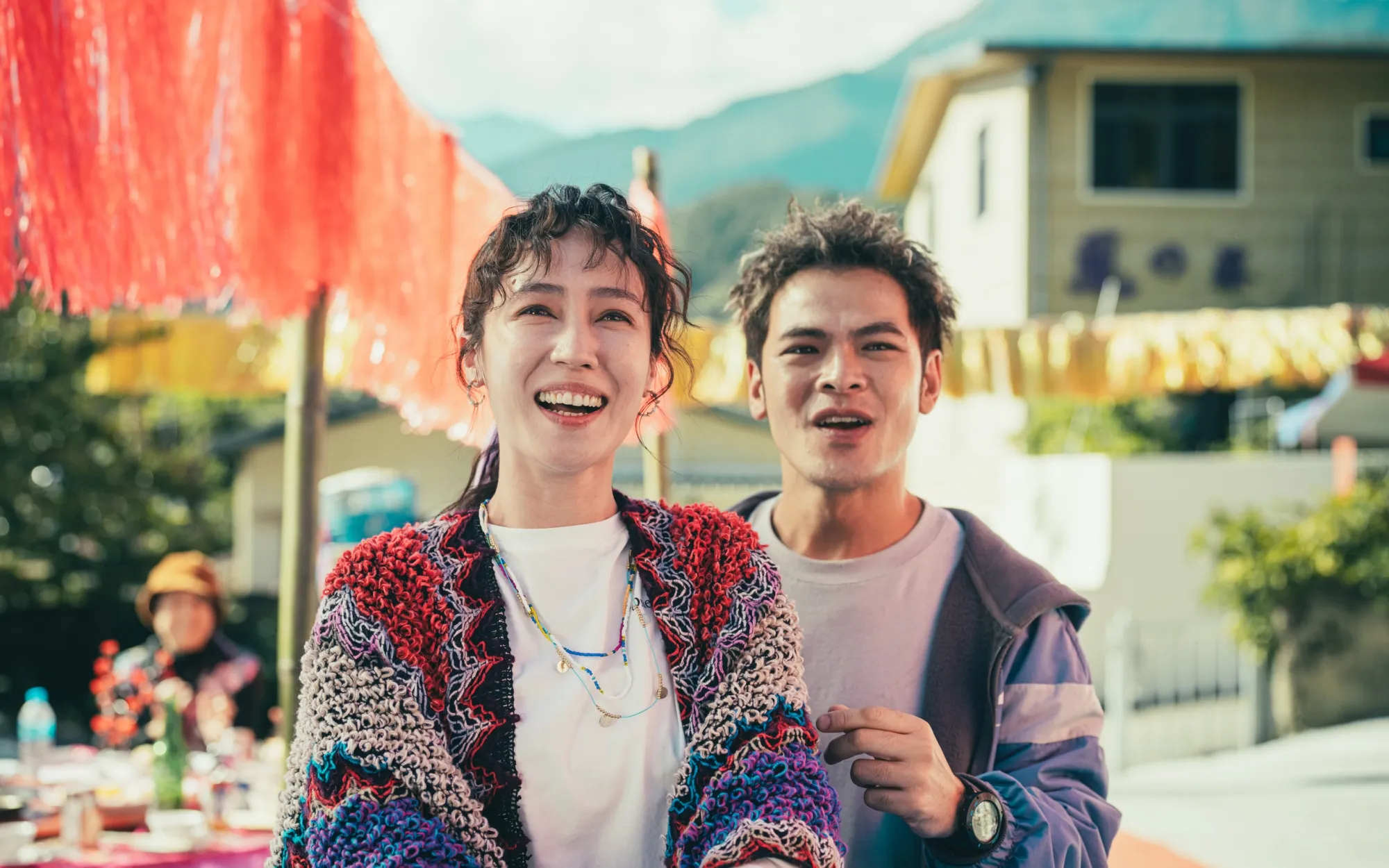 金鐘獎得主蘇達(右)首度自導自編自演,與小薰(左)有精彩對手戲。(圖/華映提供)