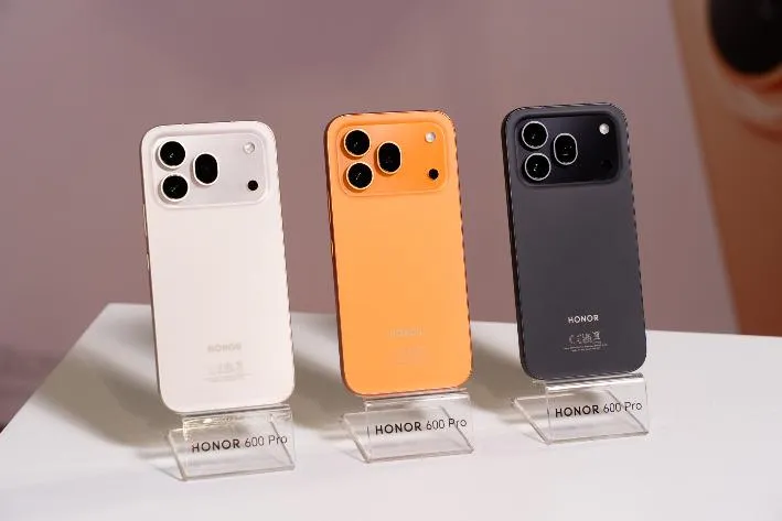 HONOR 600 系列提供旭日橙、幻夜黑、雪原白三款配色,7 月 8 日起於 HONOR 臺北三創體驗店及遠傳電信各門市開賣(圖為 HONOR 600 Pro)。(圖/HONOR提供)