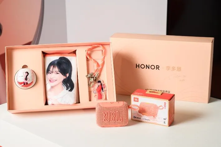7 月 31 日前遠傳電信購買 HONOR 600 系列,即有機會獲贈「HONOR X李多慧專屬聯名禮盒」 以及 JBL GO 5 可攜式防水藍牙喇叭等限定好禮。(圖/HONOR提供)