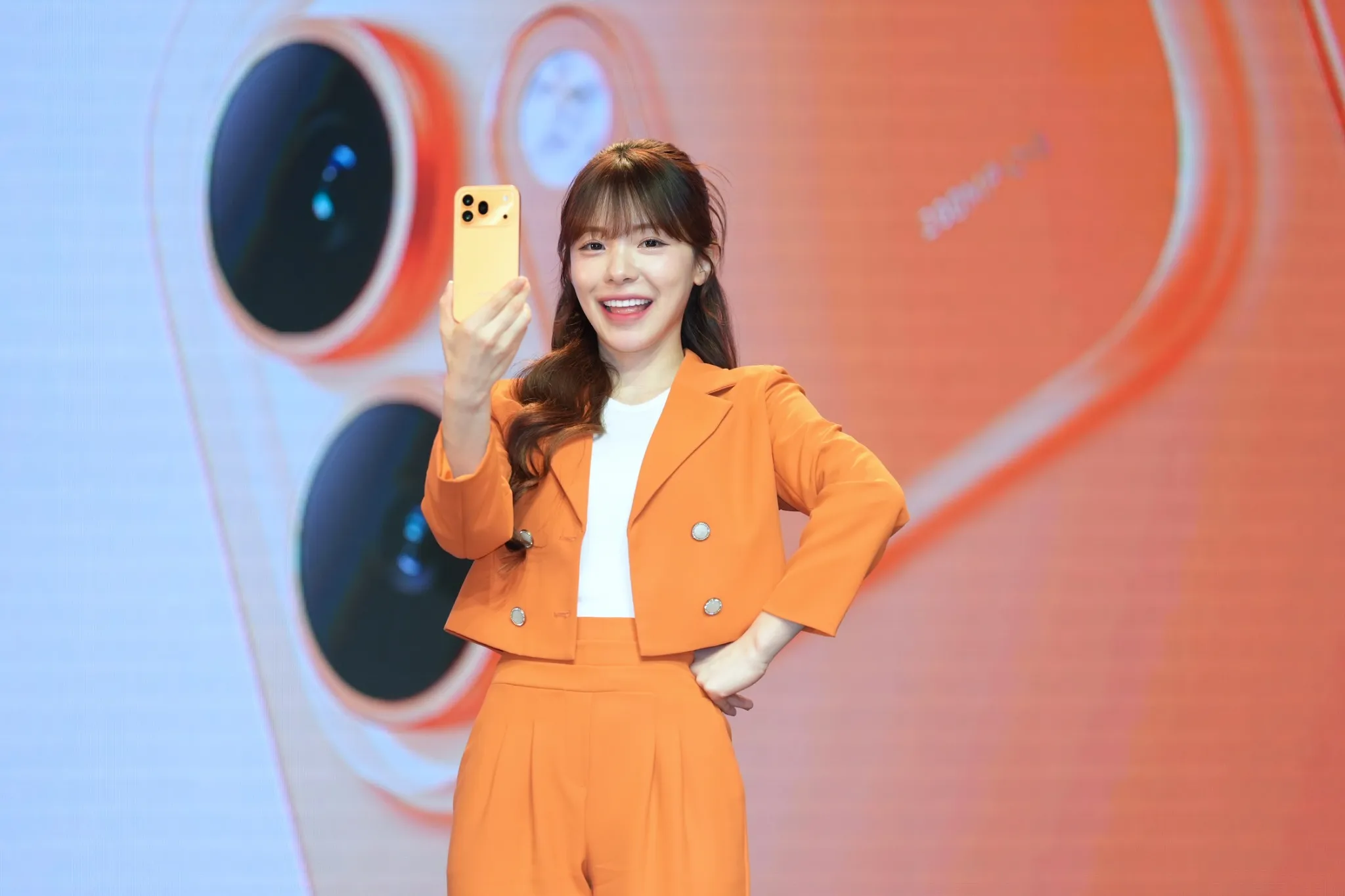 HONOR 在臺發表中高階旗艦款 HONOR 600 及 600 Pro, 邀請啦啦隊女神李多慧擔任「HONOR 600 慧玩 AI 創作大使」。(圖/記者陳明中攝)