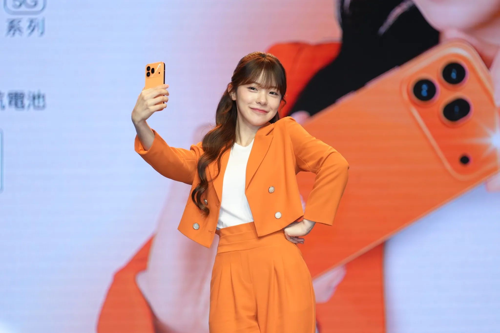 「HONOR 600 慧玩 AI 創作大使」李多慧分享搶先體驗 HONOR 600 系列的使用心得。(圖/記者陳明中攝)