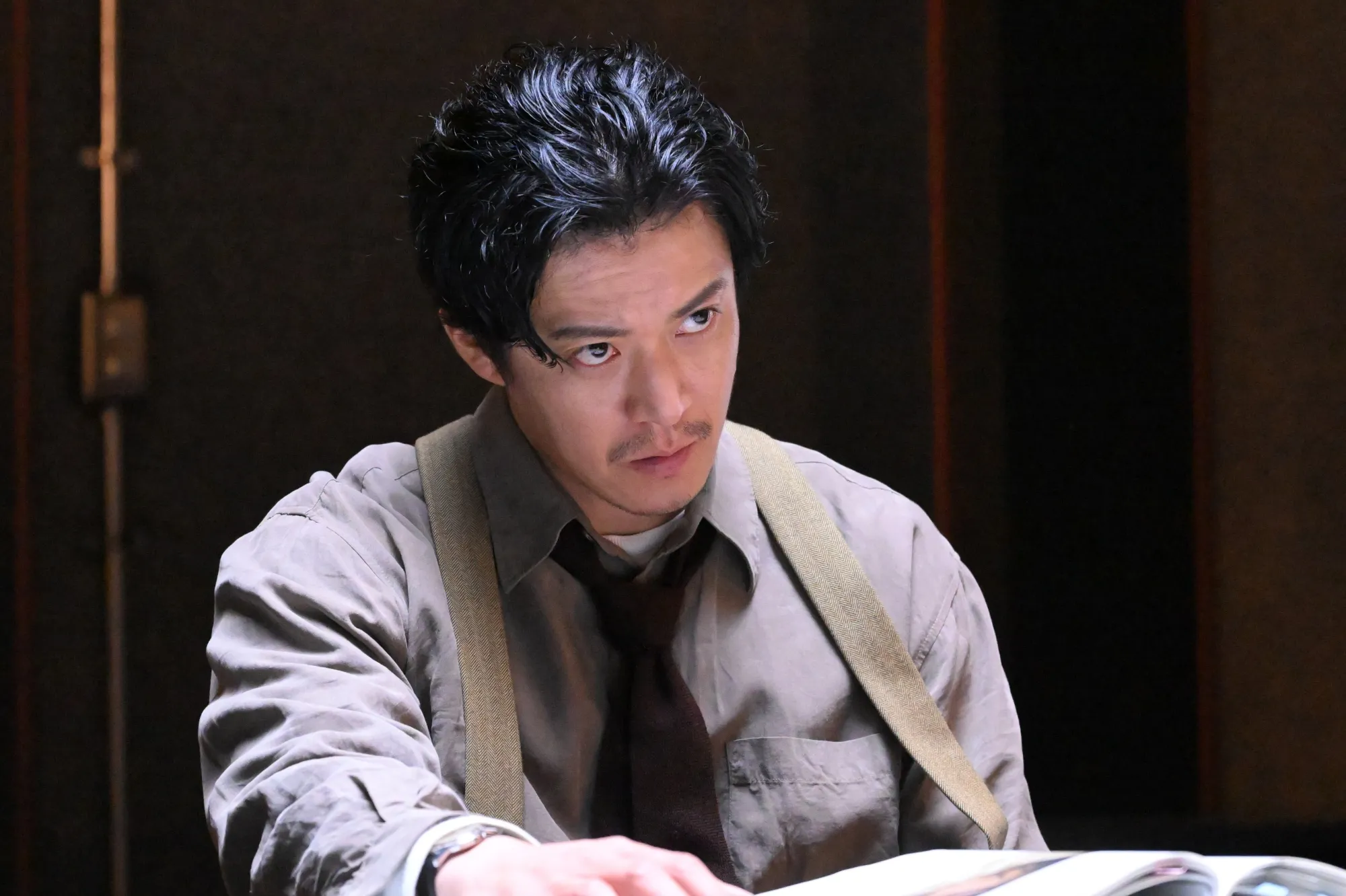 小栗旬在《氣體人第一號》中飾演追查氣體人的刑警。(圖/Netflix提供)
