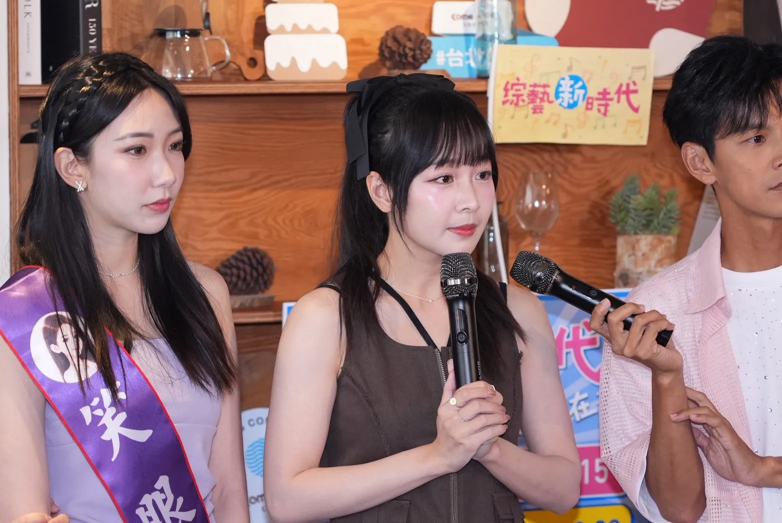 籃籃(中)卸下《綜藝新時代》主持棒。(圖/記者許方正攝)