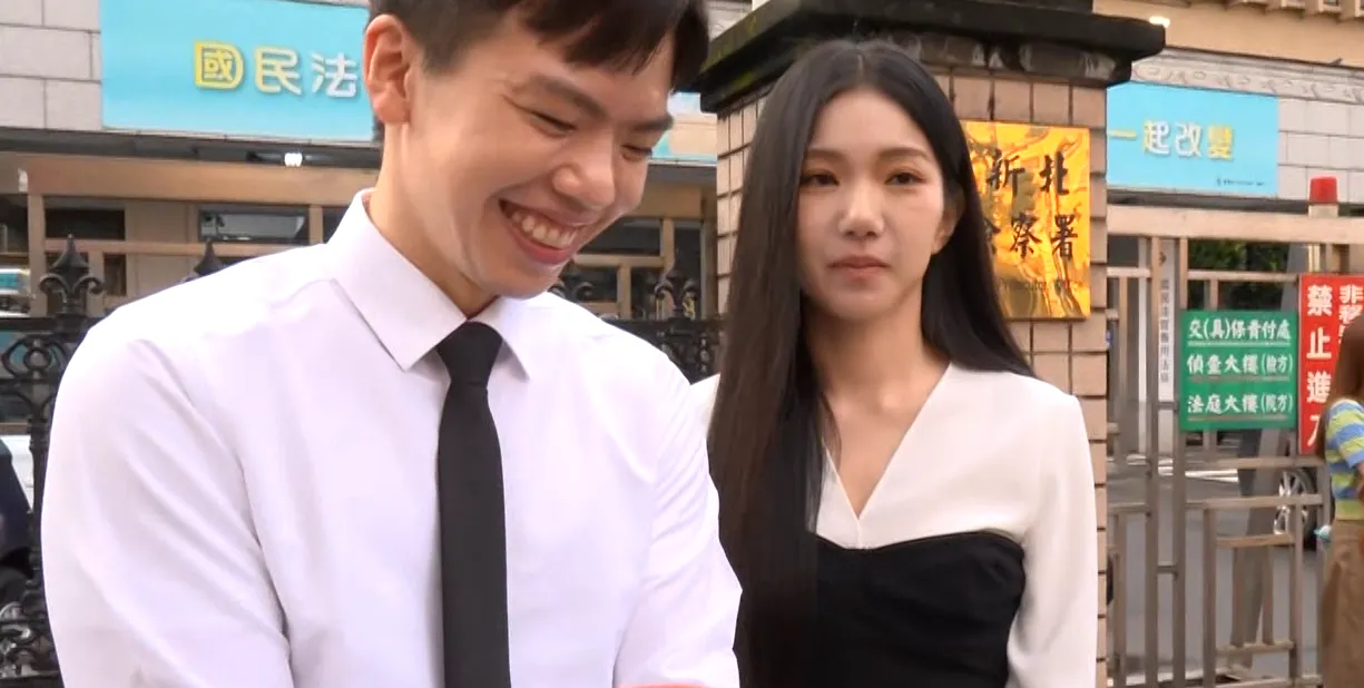 家寧聽到妹妹說媽媽封鎖孩子LINE偷笑。(圖/攝影組)