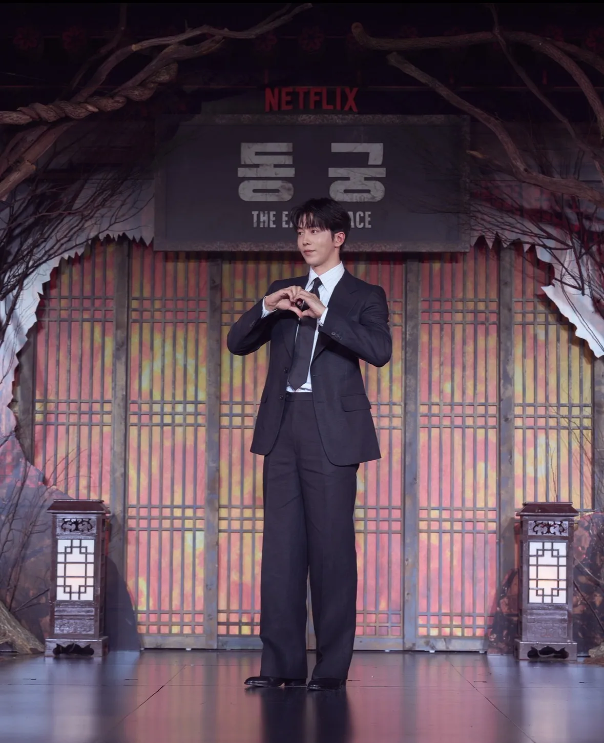 南柱赫拍《鬼謎東宮》吃足苦頭。(圖/Netflix提供)