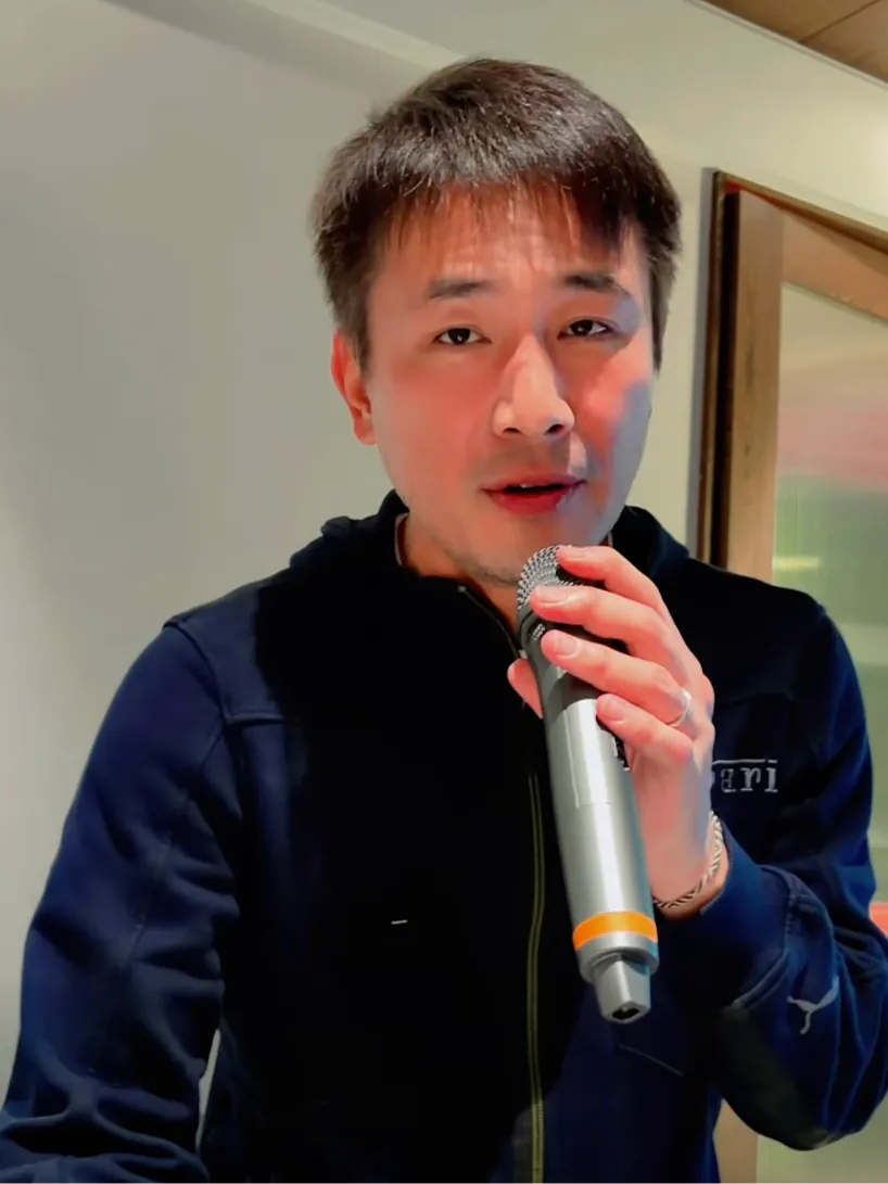 傅子純深情地對太太唱情歌。(圖/翻攝臉書)
