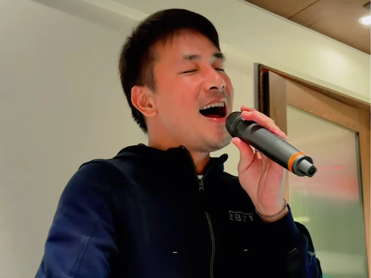 傅子純唱得投入,飆高音。(圖/翻攝臉書)
