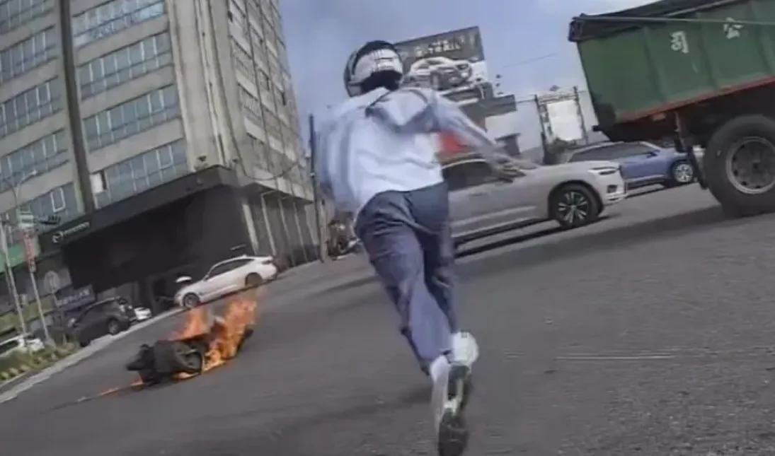 72歲阿嬤摔車遭火海吞噬!一群陌生人「全秒衝去救援」。(圖/翻攝Threads)