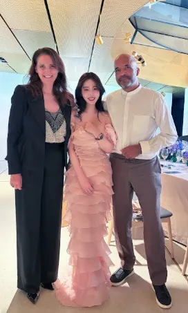 右起AP家族代表Olivier Audemars先生、朱琦郁、現任全球CEO Ilaria。(圖/朱琦郁提供)
