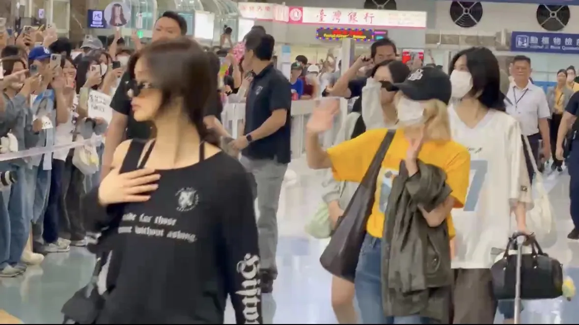 NMIXX 搭機抵達小港機場，成員侖娥戴墨鏡低調走在隊伍最前端（圖／攝影組）