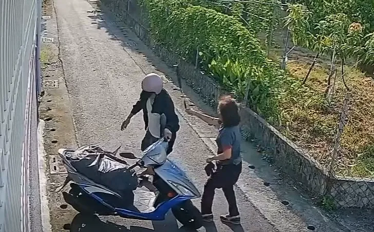 屏東8旬嬤遭搶包、硬扯拉衣。(圖/翻攝Threads)